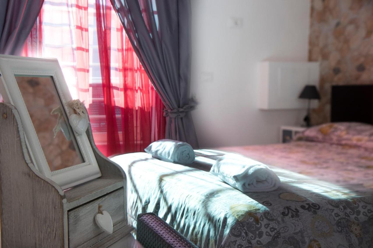 Megaride Santa Lucia Bed & Breakfast เนเปิลส์ ภายนอก รูปภาพ