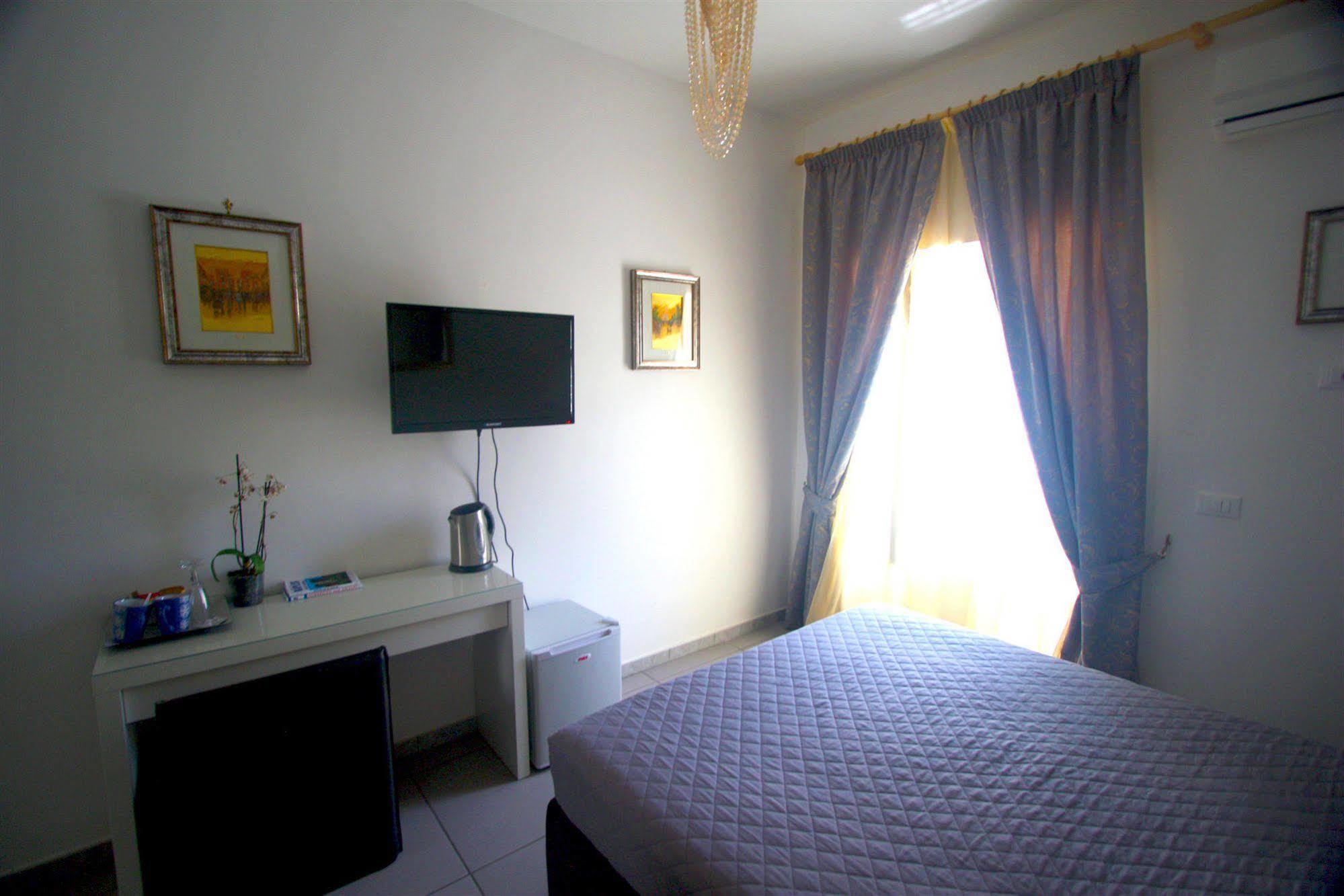 Megaride Santa Lucia Bed & Breakfast เนเปิลส์ ภายนอก รูปภาพ