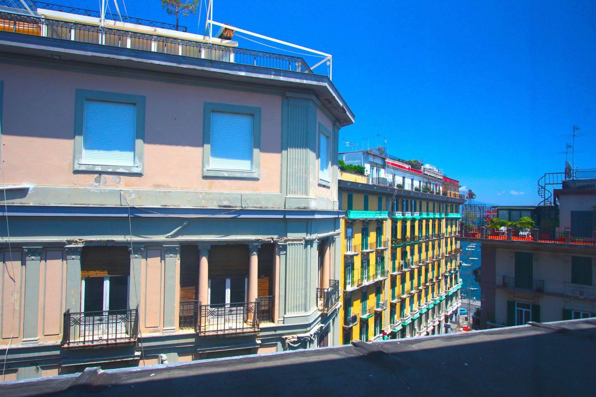 Megaride Santa Lucia Bed & Breakfast เนเปิลส์ ภายนอก รูปภาพ