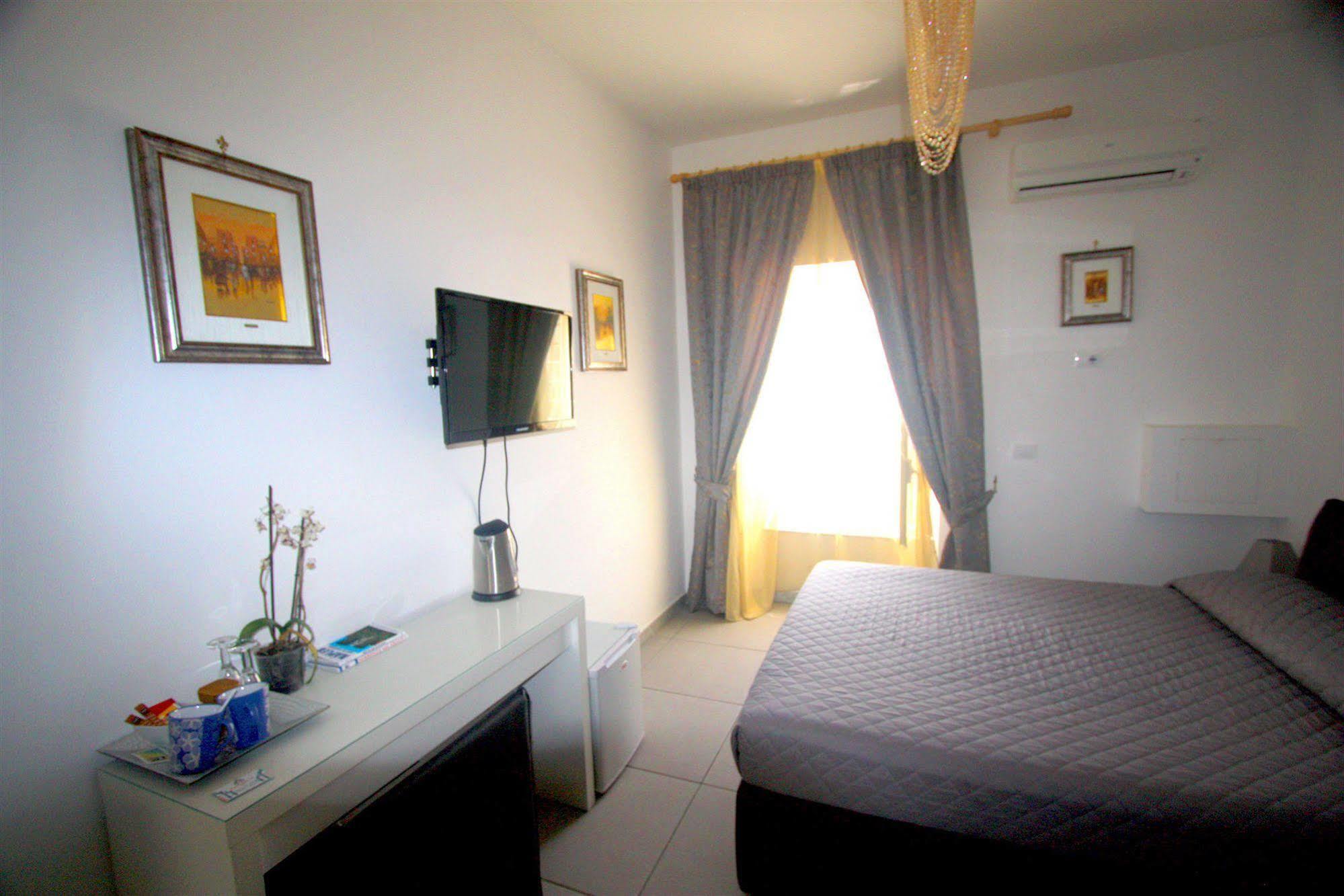 Megaride Santa Lucia Bed & Breakfast เนเปิลส์ ภายนอก รูปภาพ